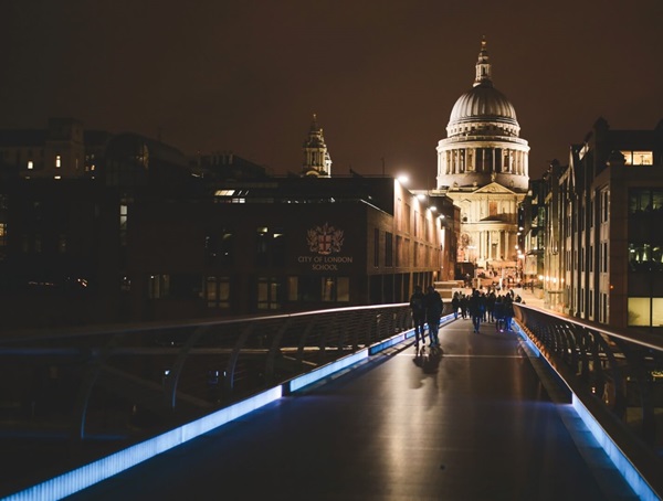 st pauls cathedral at night